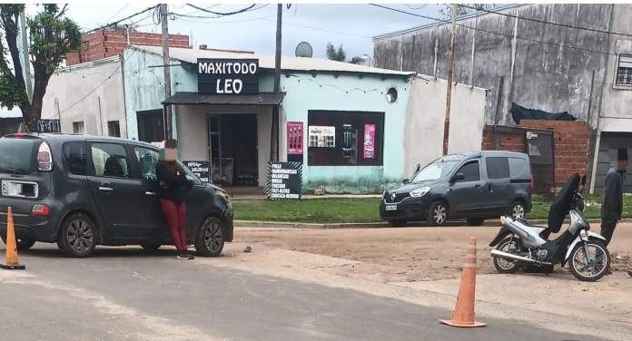 Choque entre una moto y un auto: un joven fue hospitalizado en Concordia