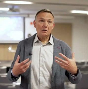 Christian Plebst brindará una charla sobre infancias y adolescencias
