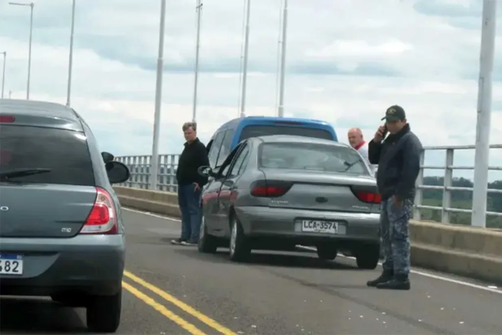 Ciclista argentina chocó con un auto en el Puente Artigas y sufrió lesiones graves