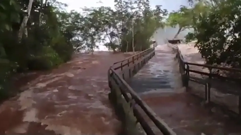Cierran los circuitos de la Cataratas del Iguazú en Argentina ante el aumento del caudal del río