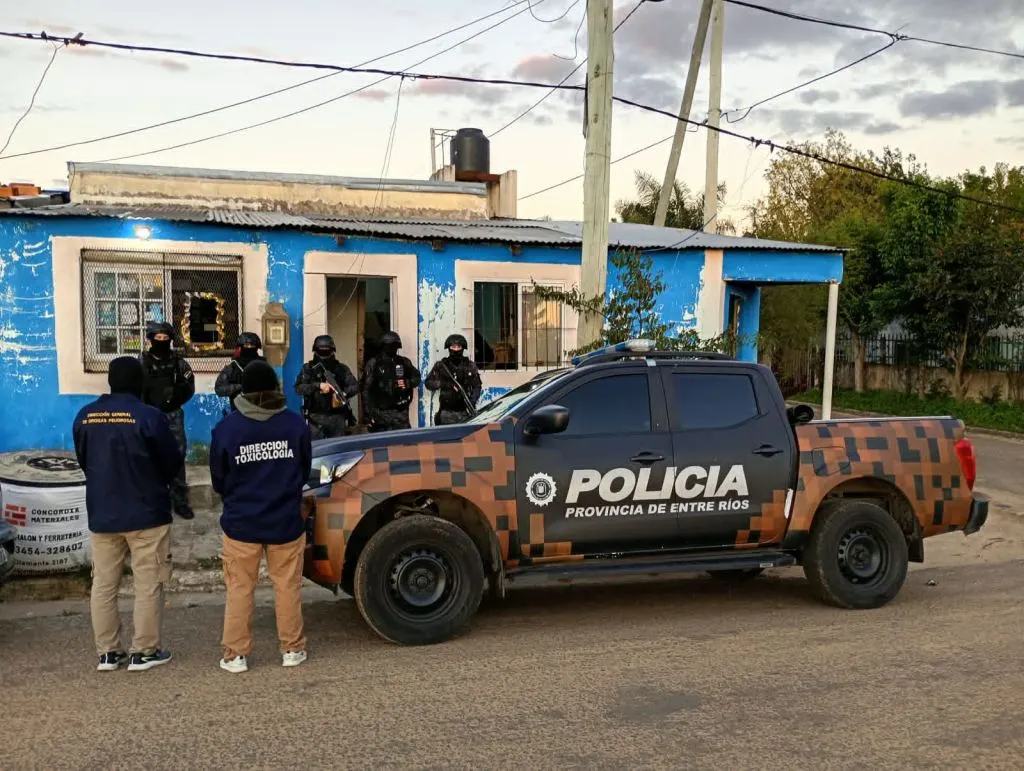 Cinco allanamientos simultáneos en Concordia: secuestran 420 dosis de cocaína, un millón de pesos y hay tres detenidos