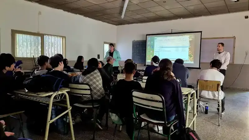 Cine y Comunidad llevó a la EET N.º 2 una jornada de reflexión sobre el grooming