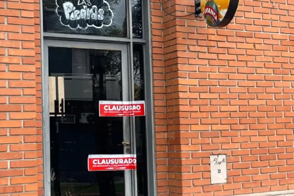Clausuraron el bar cuyo entrepiso se derrumbó: ¿cuál es el estado de los heridos y qué explicación dio el dueño del lugar?