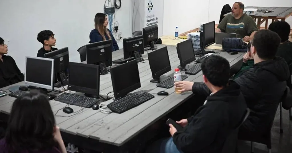 Comenzó el Taller de Robótica Inicial con la participación de jóvenes de entre 14 y 18 años