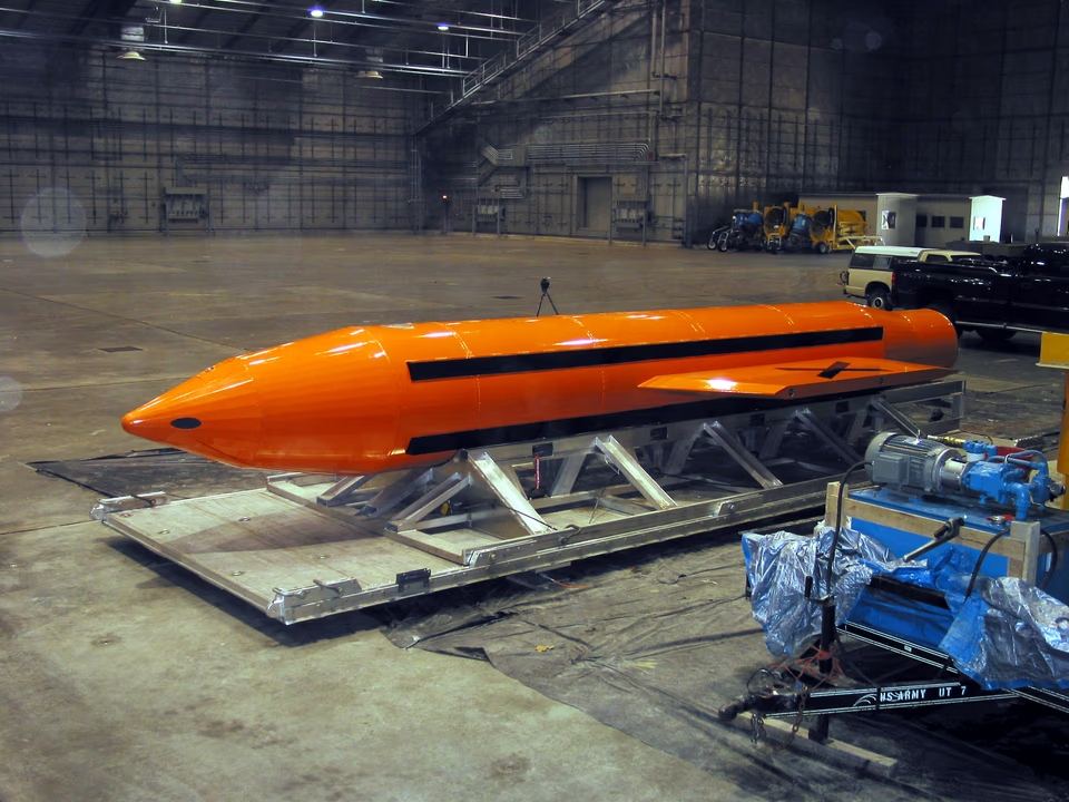Cómo es la “madre de todas las bombas” que Estados Unidos considera usar contra Irán