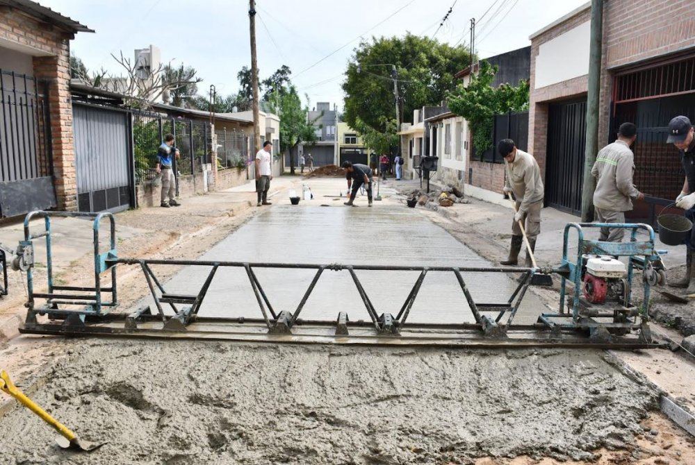 Como resultado del trabajo conjunto entre la municipalidad y vecinos se está pavimentando calle Victorino Simón Oeste