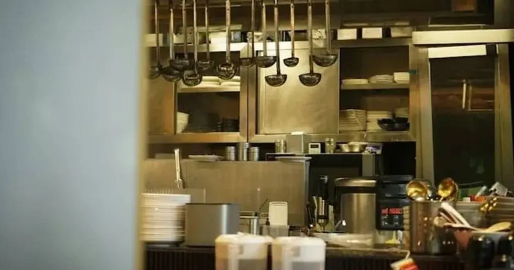 ¿Cómo se equipa la cocina de un club o un comedor que sirve cien platos por día?