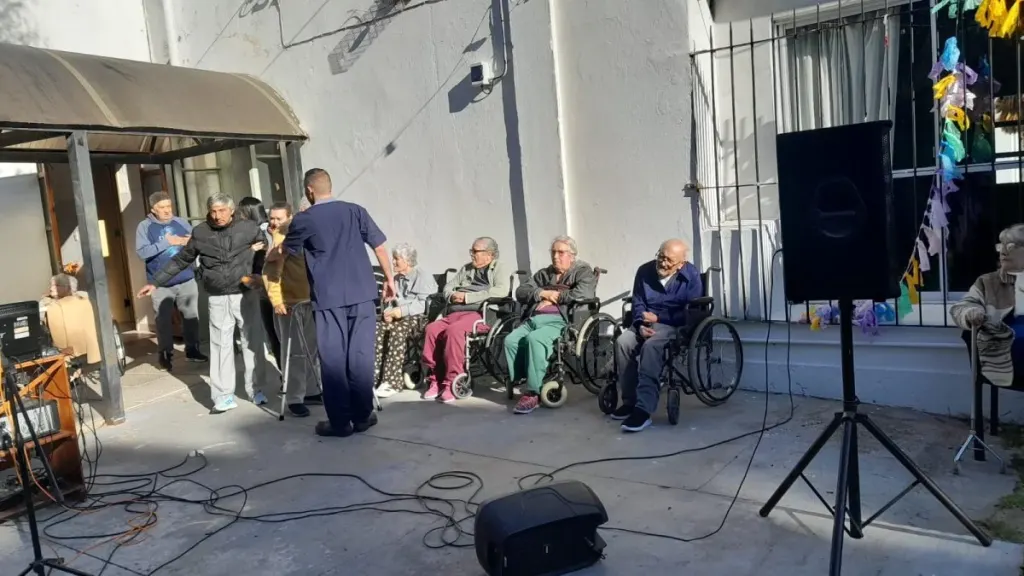 Compartieron una jornada de música, asado y alegría con los abuelos del Hospitalito