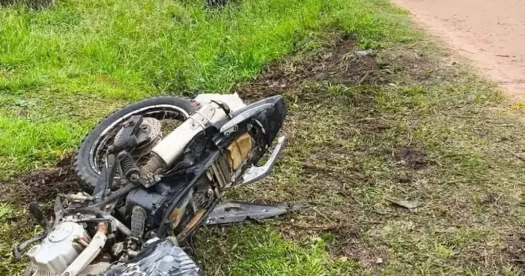 Completamente borracho se subió a su moto, chocó contra un auto y terminó en una zanja