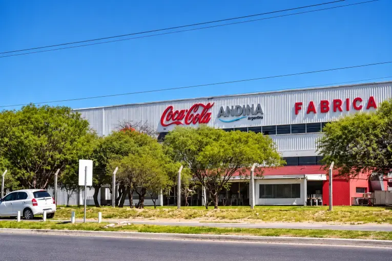 Compraban Coca-Cola con tarjetas ajenas y la distribuían en boliches: investigan estafa de casi $120 millones