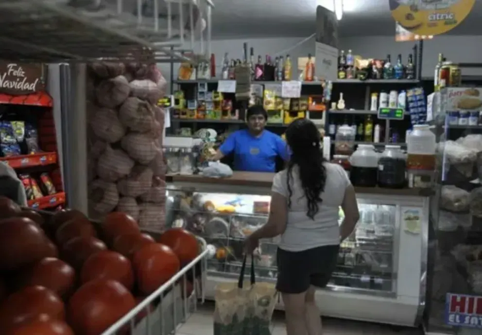 Compras hormiga, segundas marcas y el regreso del fiado, los almacenes de barrio se adaptan a la caída de consumo