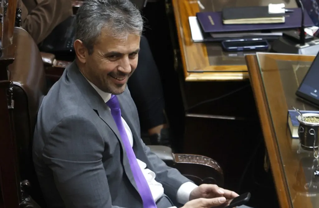 Con la abstención clave de los diputados de Llaryora, el gobierno consiguió la ley de propiedad privada