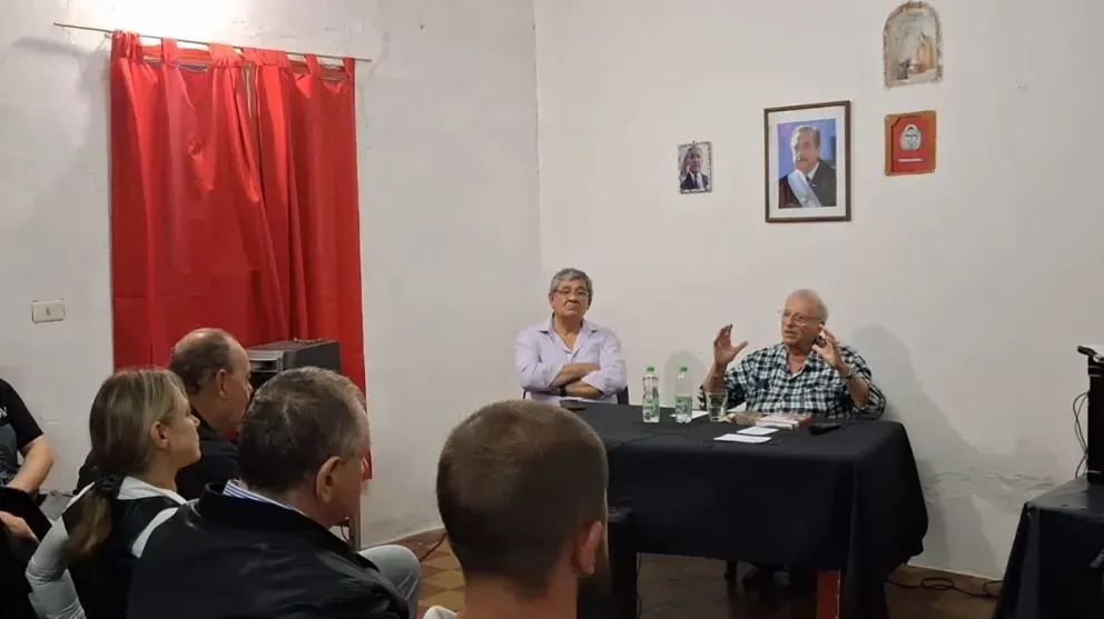 Con la organización de la Agrupación Homero Manzi, “Changui” Cáceres encabezó un debate político en Paraná
