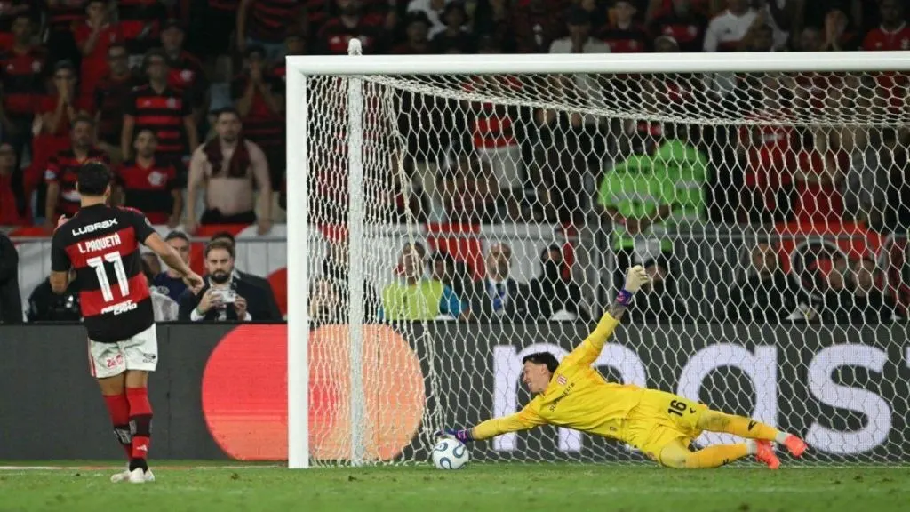 Con Muslera como héroe, Estudiantes eliminó por penales a Flamengo y enfrentará al Palmeiras en la final