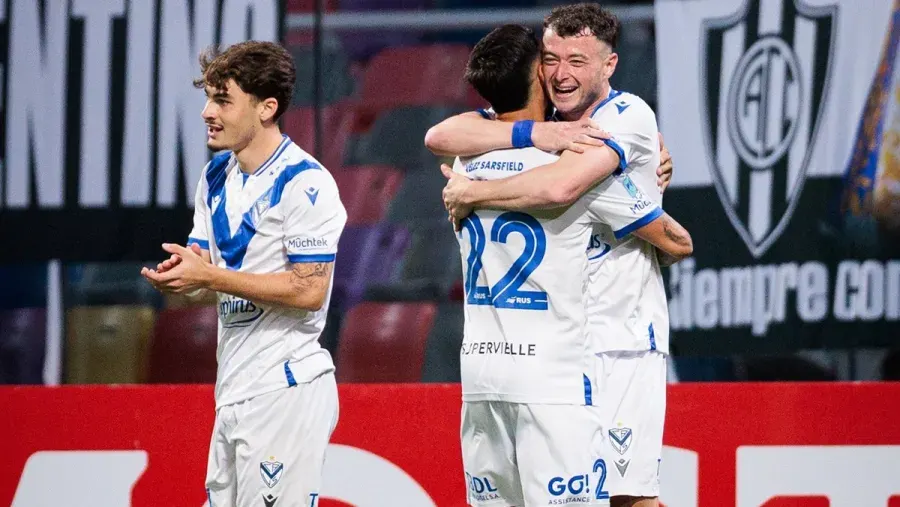 Con un grito entrerriano, Vélez aplastó a Central Córdoba y sigue en la pelea