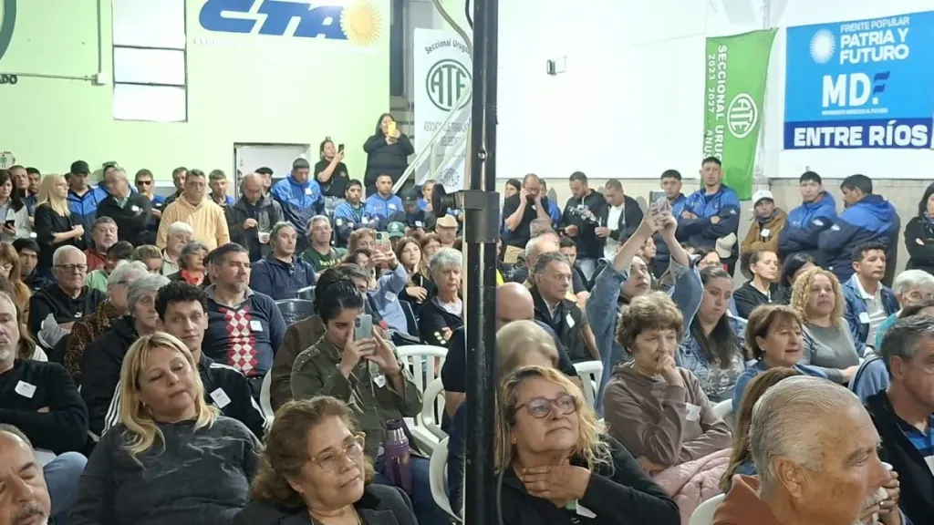 Con una concurrencia masiva, el Movimiento Derecho al Futuro realiza su primer Plenario en Concepción del Uruguay