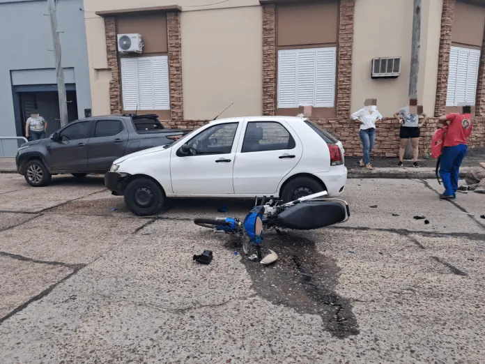 Concordia: un joven fue hospitalizado tras un choque entre un auto y una moto