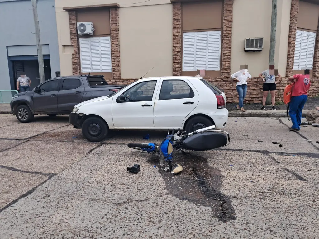 Concordia: un joven fue hospitalizado tras un choque entre un auto y una moto