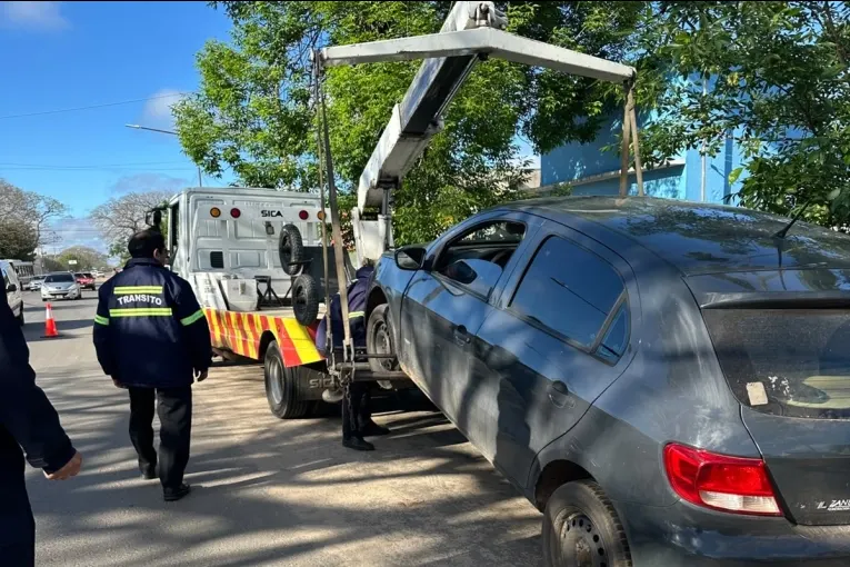 Conducía haciendo maniobras peligrosas y tras estacionar contramano se comprobó que estaba ebrio