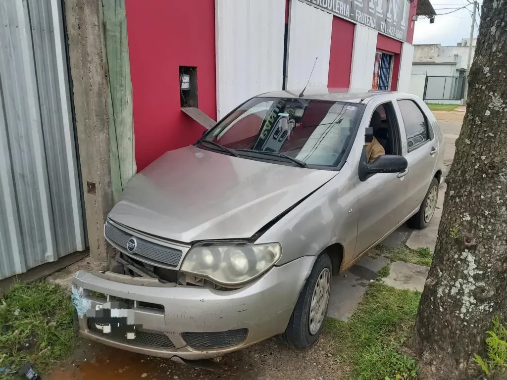 Conductor ebrio chocó contra una pared y vidriera de un local