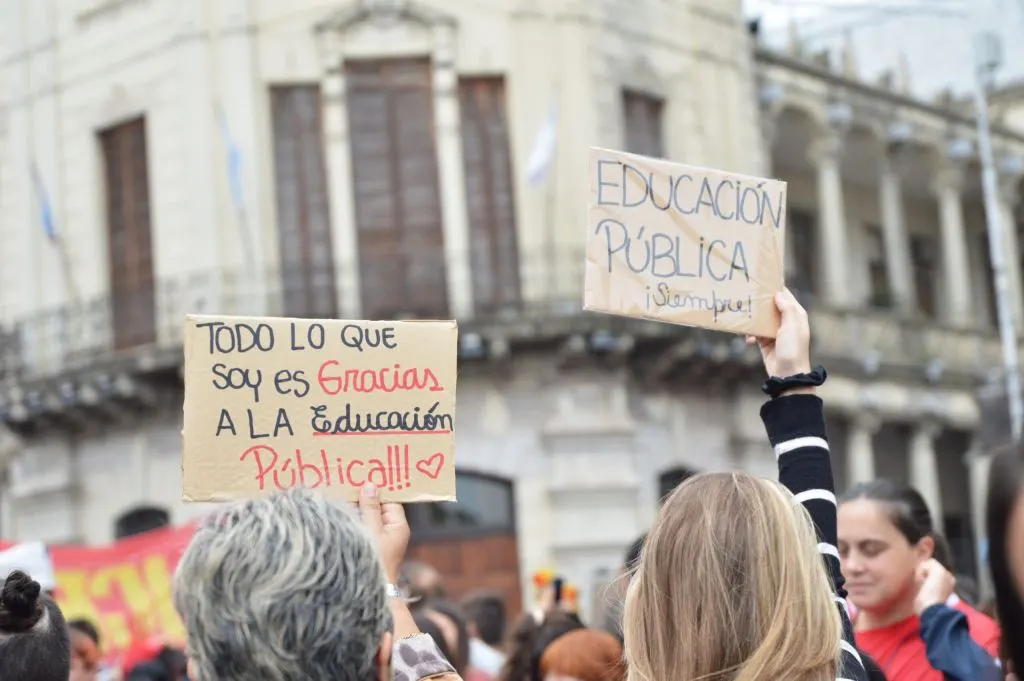 Confianza en las instituciones. Arriba, la Universidad; bien abajo, los partidos