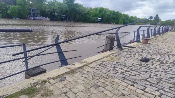 Corrían picadas alcoholizados chocaron las barreras del puerto y casi cayeron al río