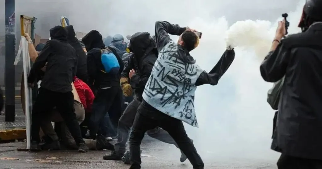 Corridas, incidentes y tensión en la marcha universitaria frente al Congreso