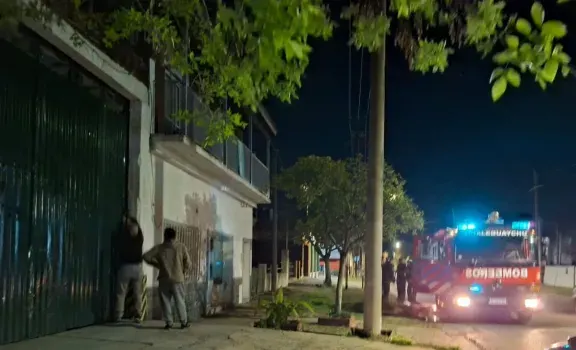 Cortaron el césped, lo prendieron fuego y no apagaron las llamas: se incendió el patio de una casa deshabitada