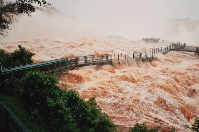 Crecen los ríos Paraná y Uruguay: ocho puertos superaron el nivel de evacuación