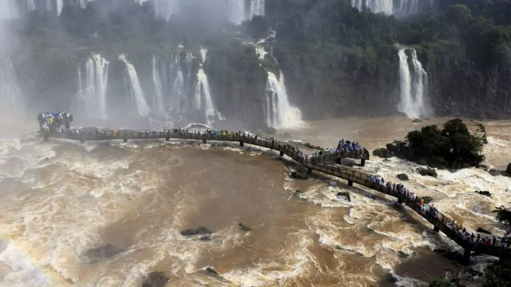 Crecidas en el Litoral: cierran las Cataratas y alertan por la evolución de los ríos Paraná y Uruguay