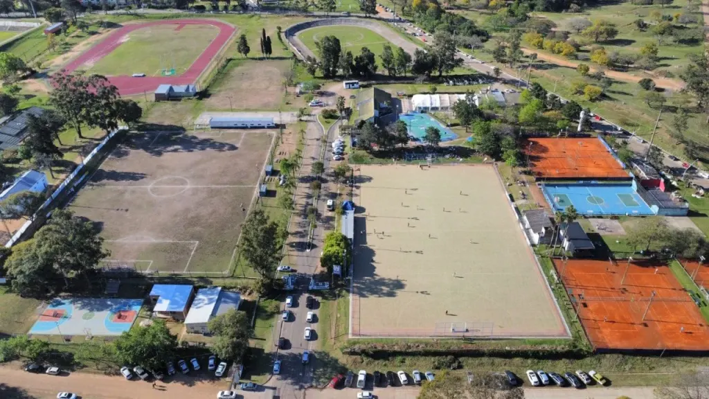 CRISIS EN EL CLUB SALTO GRANDE: Una cancha a medio hacer, una deuda en dólares y las cuentas embargadas: Salto Grande, contra las cuerdas