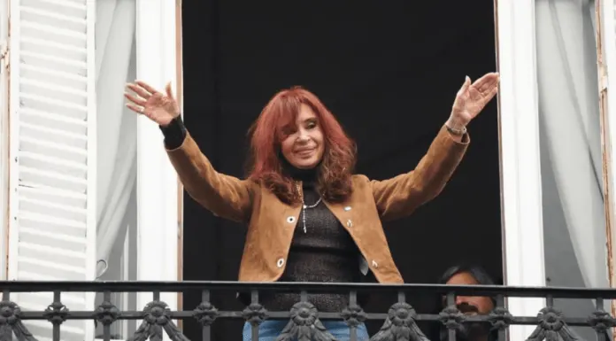 Cristina Kirchner saludó a militantes que fueron a apoyarla en el Día de la Lealtad