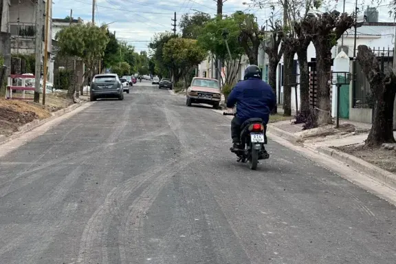 Culminó el asfaltado de calle López y Planes cerca del monumento a Artigas