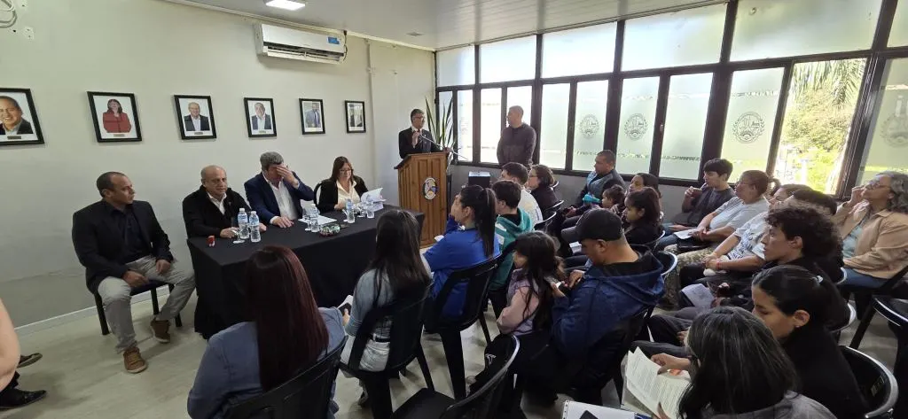 Daniel Rossi encabezó la firma de escrituras para 16 viviendas en Santa Elena