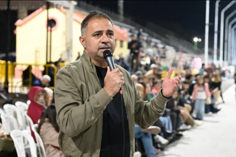Davico presenció el Desfile de Carrozas Estudiantiles 2026: “Los gurises son el futuro de la ciudad”