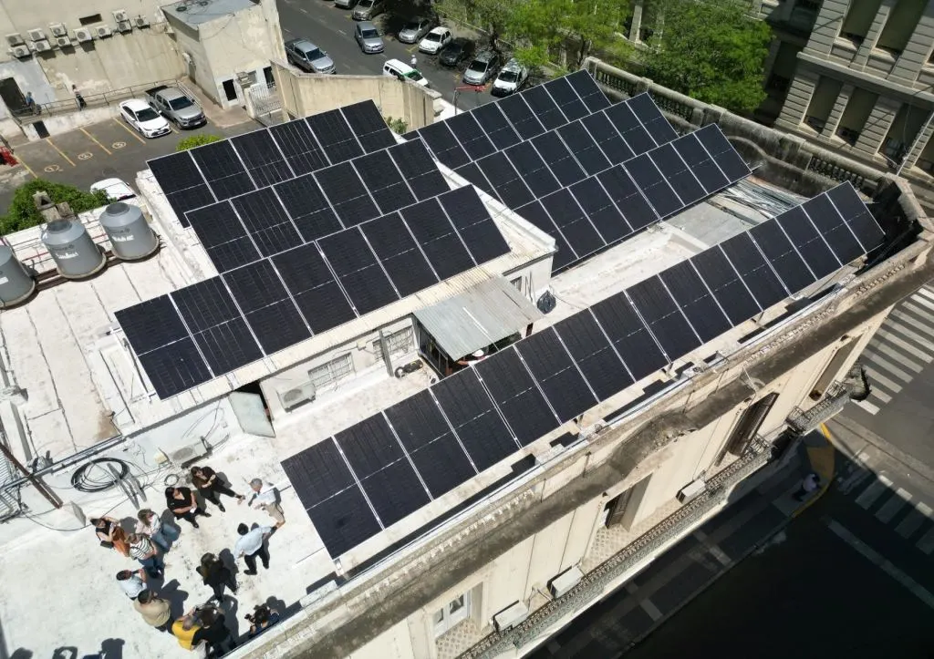 David Cáceres presentó los paneles solares que abastecen de energía al edificio del Concejo Deliberante