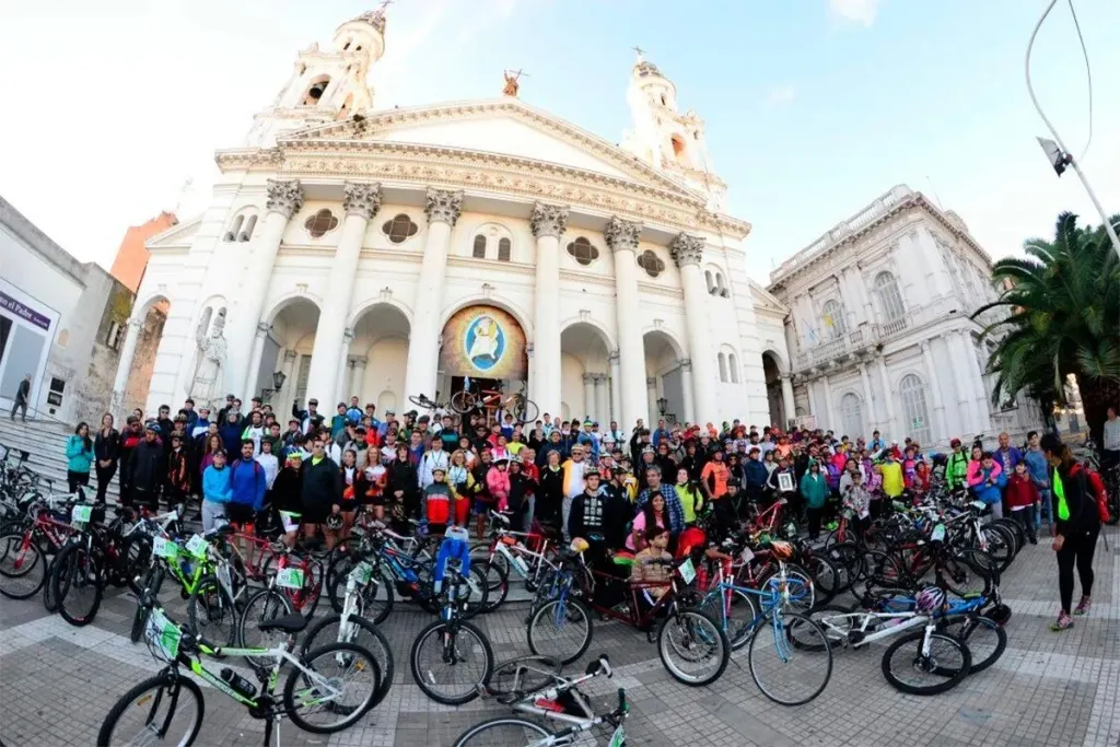 De Paraná a Paysandú, en bicicleta, para ver a León XIV. La peregrinación tendrá escalas en Viale, Villaguay y Colón