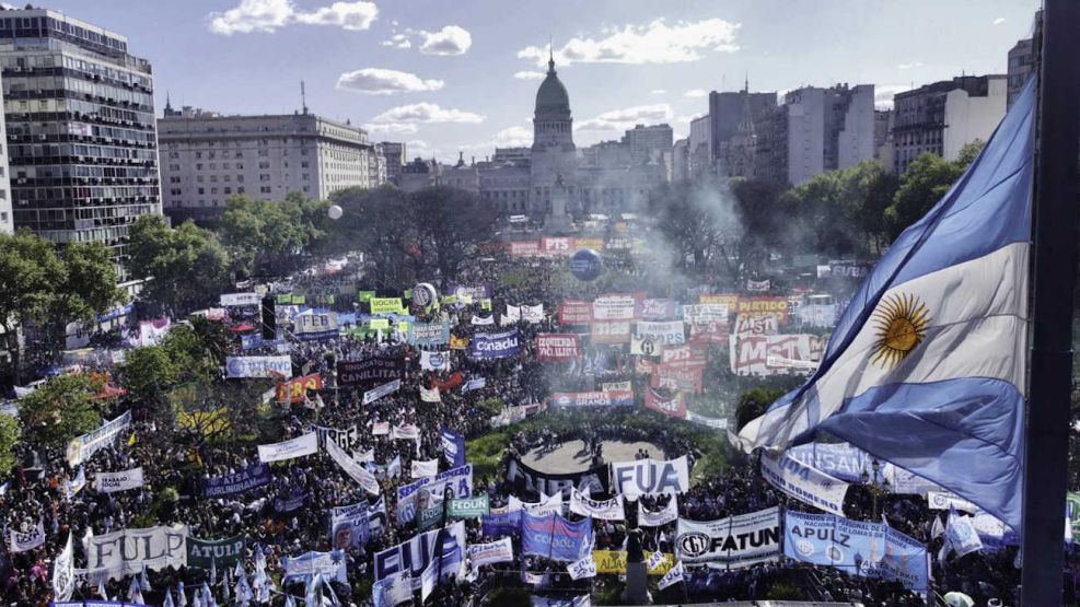 Denuncian penalmente a Javier Milei y Luis Caputo por incumplir la ley de Financiamiento Universitario
