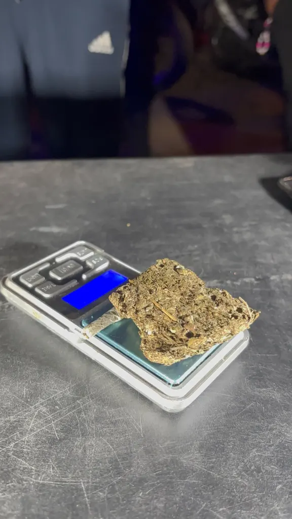Detienen a un joven de 18 años que trasladaba drogas compactadas en una motocicleta.