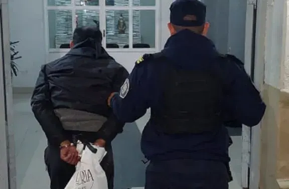Detuvieron a un hombre de 38 años cuando intentaba abrir un automóvil
