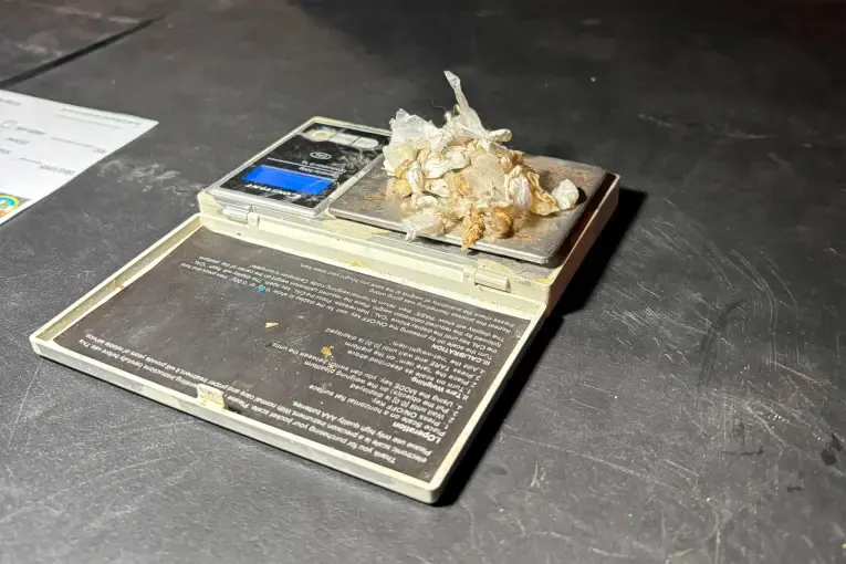 Detuvieron a un hombre que quiso esconder 25 envoltorios de cocaína en la boca