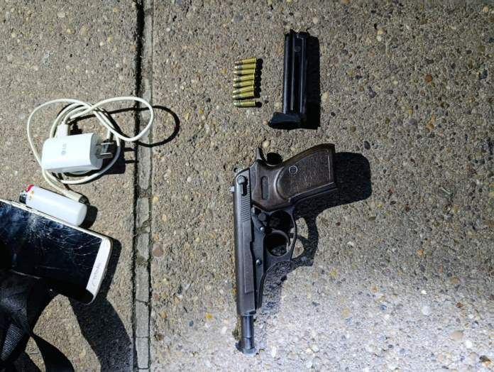 Detuvieron a un joven con una pistola calibre 22 en Lomas del Mirador II