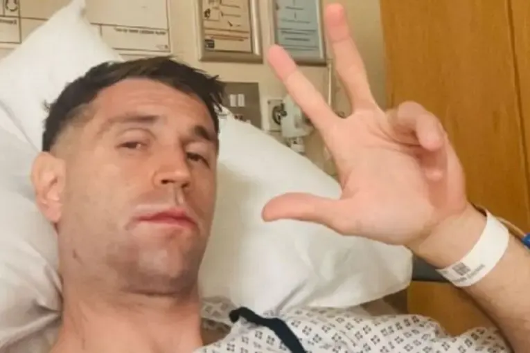 Dibu Martínez fue operado con éxito tras la fractura de mandíbula: «En unas semanas volvemos»