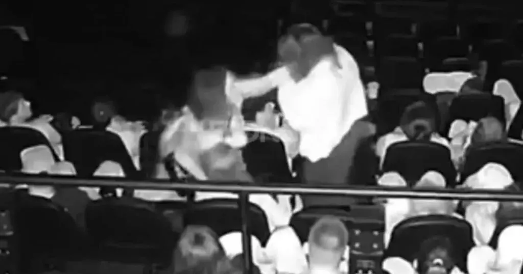 Difunden un nuevo video de la escandalosa pelea y ataque con gas pimienta en el cine