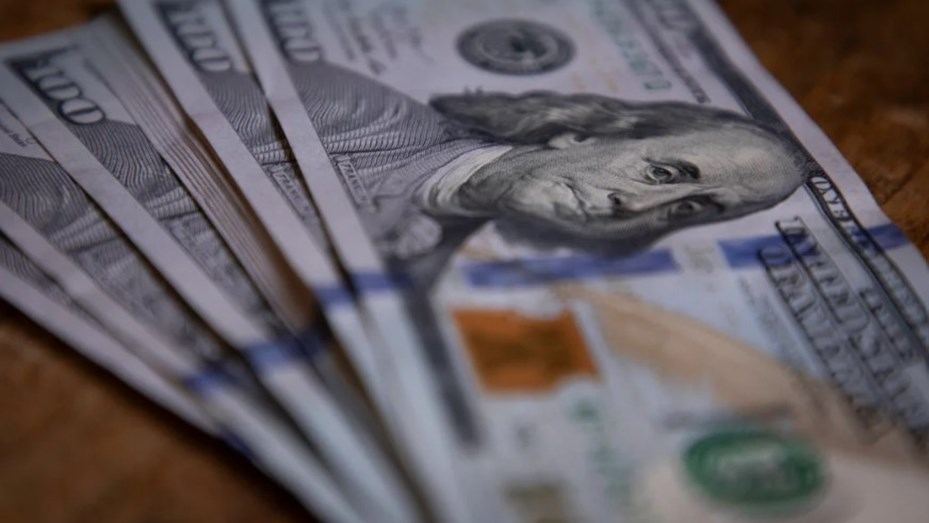 Dólar: Economista afirma que clavar el tipo de cambio no funciona