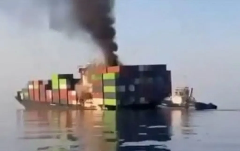 Dos buques comerciales se hundieron tras ser alcanzados por proyectiles y un marinero murió cerca del estrecho de Ormuz
