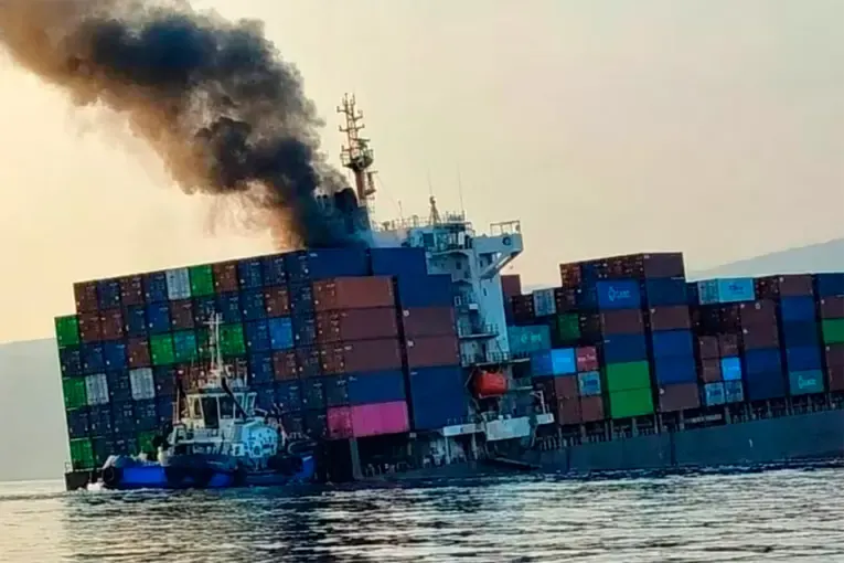Dos buques se hundieron en el estrecho de Ormuz y el precio del petróleo volvió a subir