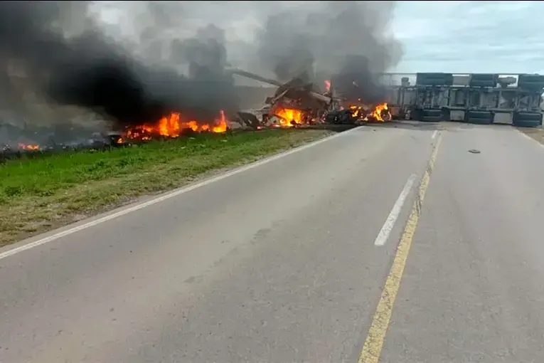 Dos camioneros murieron tras un choque frontal que provocó un incendio en una ruta de La Pampa