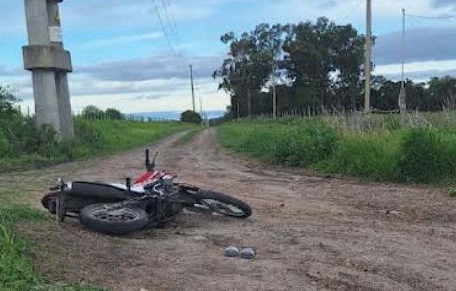Dos jóvenes resultaron heridos tras caer de una motocicleta en un camino rural cerca de San José