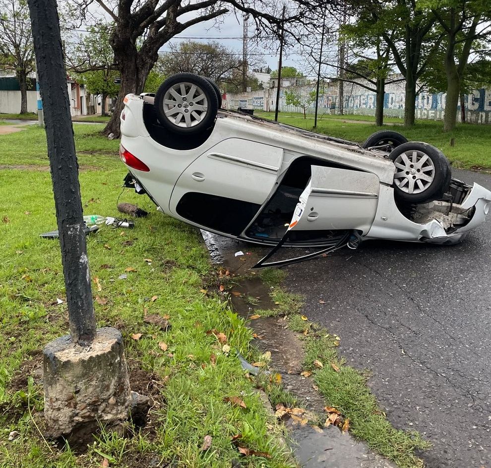 Ebrio al volante chocó contra una columna de alumbrado público en Paraná